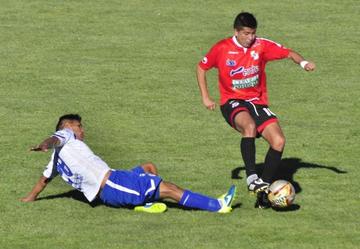 Héctor Calderón, de San José y Darwin Lora, de Nacional, disputan el balón.