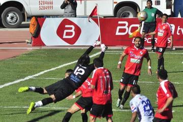El guardameta de la banda roja, Yadin Salazar, despeja el esférico.