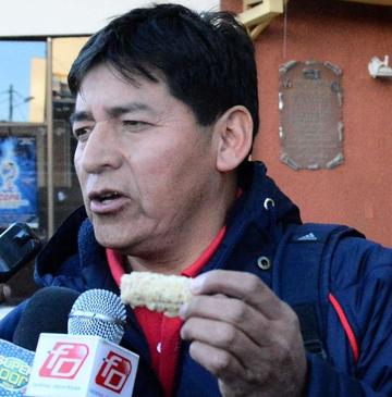 El veedor muestra el objeto de la suspensión 