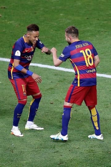 Jordi Alba (d) celebra con Neymar tras marcar su gol.