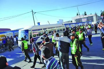 El Tigre sale bajo resguardo policial mientras hinchas muestran su molestia.