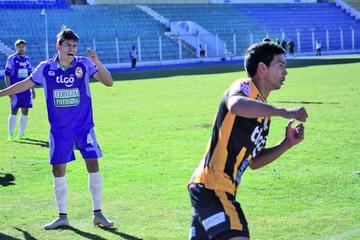 Carlos Mendoza se lamenta del primer gol del Tigre, mientras su autor Diego Bejarano lo festeja.