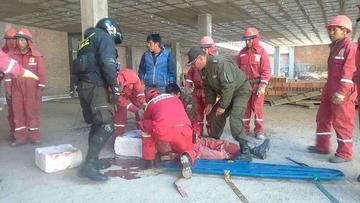 Albañil cae de un edificio en construcción en Potosí