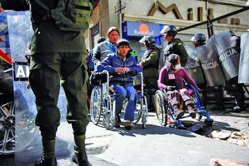 A un mes del conflicto, policías y discapacitados se enfrentan