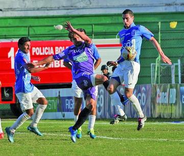 Claudio Centurión (c) disputa el balón en medio de tres rivales.