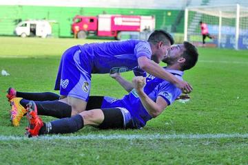 Dennis Pinto y Antonio Rojano (abajo) festejan el gol de la victoria.
