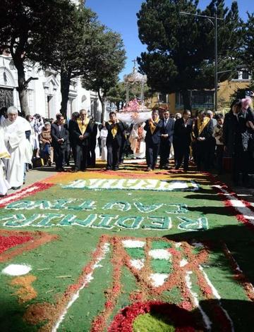 El paso de la procesión por los mosaicos preparados.