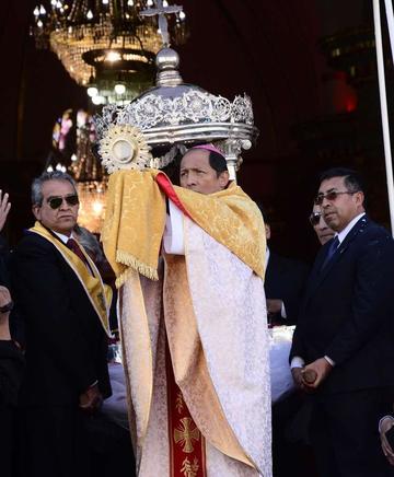 La bendición del Santísimo a la población.