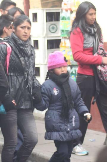Piden abrigar bien a los estudiantes para asistir a las escuelas.