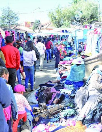 La población en busca de los regalos.