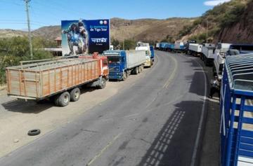 Gobierno tilda de "unilateral" bloqueo de transportistas e insiste en el diálogo