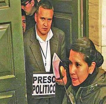 El abogado se autodefine como "detenido político".