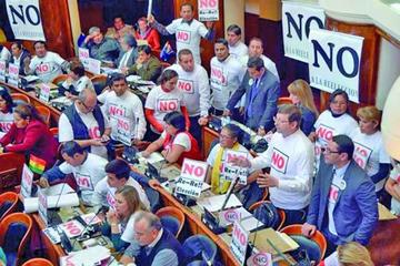 La oposición rechaza abrir la Constitución Política del Estado
