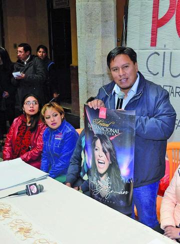 El alcalde exhibe uno de los afiches.