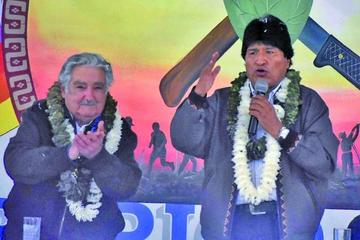 El expresidente José Míjica junto al presidente Evo Morales.