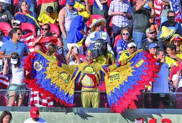 Un aficionado de Colombia alienta a sus selección.