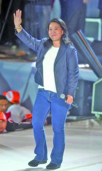 Dos candidatos de derecha van al frente de elecciones en Perú