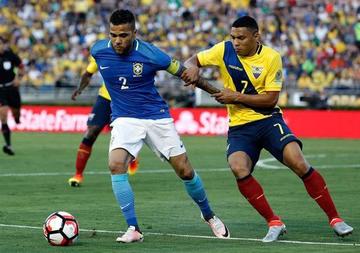 Dani Alves (i) de Brasil ante Jefferson Montero (d) de Ecuador durante un partido.