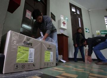 Funcionarios de la Oficina Nacional de Procesos Electorales (ONPE) entregan el material para los comicios.