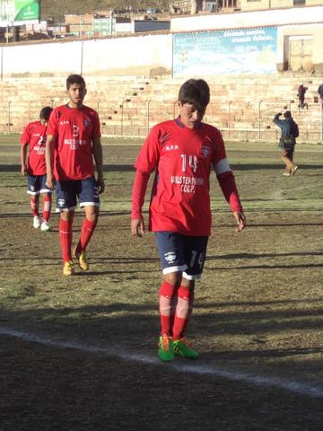 Los futbolistas del plantel cooperativista abandonan el campo de jugo.