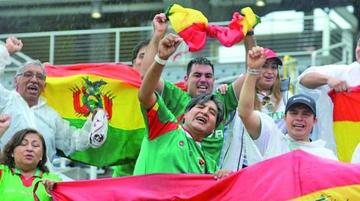 Varios bolivianos están en las tribunas del estadio Citrus Bowl de Orlando.