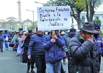 Los pobladores en plena manifestación.