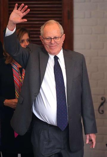 El economista saluda antes de ofrecer una declaración de prensa.