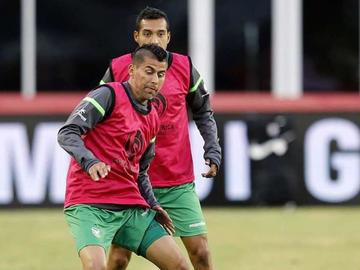 El primer plantel durante un entrenamiento.