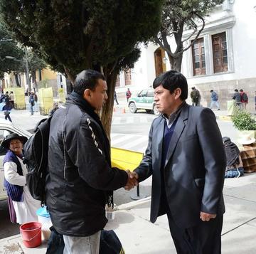 Alejandro Mancilla (i) solicitaba una audiencia al gobernador Juan Carlos Cejas.