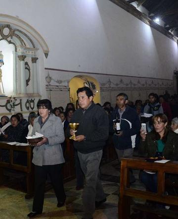 Los vecinos llevan las ofrendas.
