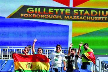 Fanáticos de Bolivia animan a su equipo.