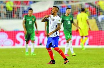 El chileno Arturo Vidal celebra después de anotar un gol.