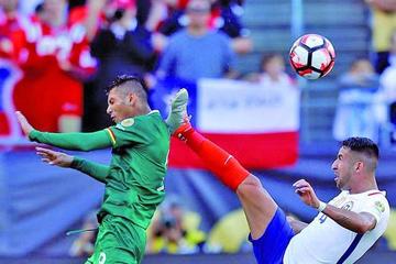 Mauricio Isla (d) de Chile lucha el balón con Yasmani Duk (i).