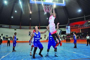 El jugador Donald Lawes, de Pichincha encesta el balón.