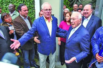 El presidente electo busca reuniones preparatorias cons u futuro ganinete de ministros.