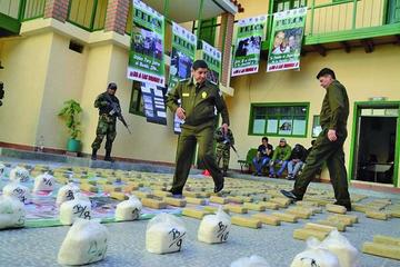 La fuerza antinarcóticos exhibió la droga secuestrada ayer en conferencia de prensa.
