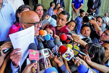 Chavismo demanda a firmas del revocatorio