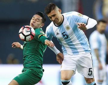 Matías Kranevitter (d) disputa el balón con el boliviano Carmelo Alganaraz (i).