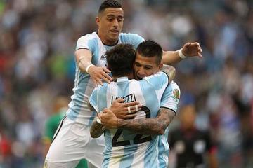 Víctor Cuesta (d) celebra con sus compañeros Ezequiel Lavezzi (c) y Ramiro Funes Mori (i).