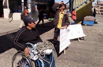 Los discapacitados pretendieron colgarse de la pasarela