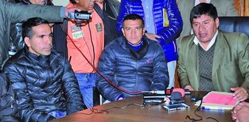 De izq. a der. Raúl Orosco, Alejandro Mancilla y el gobernador Juan Carlos Cejas.
