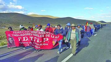 Fabriles llegan a Patacamaya y anuncian paro para el lunes