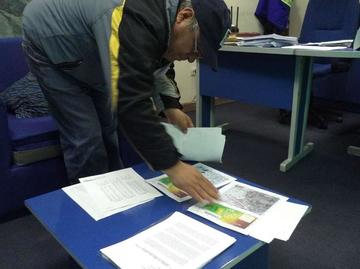 Un funcionario muestra los mapas donde serán perforados los pozos en la ciudad.
