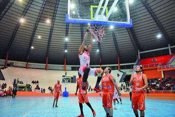 Donald Lawes, de la Vieja Casona, clava el balón.