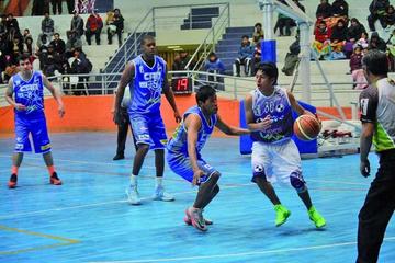 El basquetbolista Oscar Alborta, de Calero, controla la pelota.