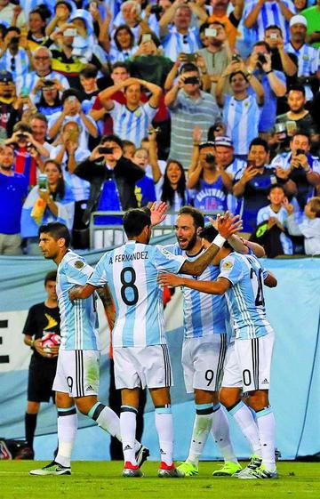 Los argentinos celebran tras anotar el tercer gol de su equipo