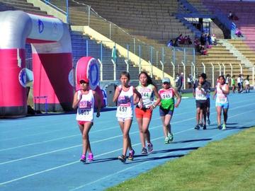 Las potosinas Mayra Gutiérrez y  Yesica Sandy lideran la prueba de marcha atlética.