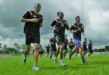 Los futbolistas del toro de Warnes en pleno trote.