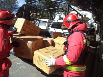 Los uniformados llevan las cajas incautadas.