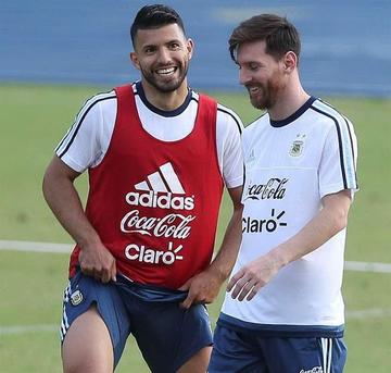 Los jugadores de la selección argentina Lionel Messi (d) y Sergio Agüero (i).